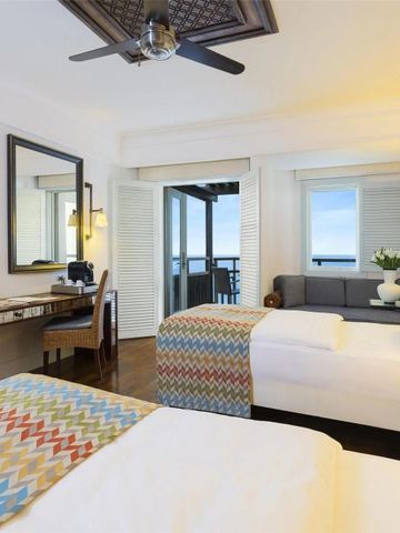 Modernes Doppelzimmer mit Balkon und Meerblick