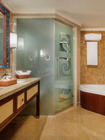 Luxuriöses Badezimmer mit Whirlpool und moderner Dusche