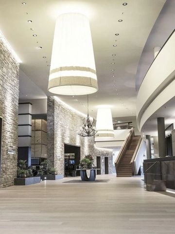 Luxuriöse Hotel-Lobby mit modernen Design-Elementen und grandioser Beleuchtung.