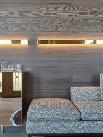 Gemütliche Lounge-Ecke mit Holzverkleidung und Dekoration.