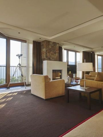 Luxuriöses Wohnzimmer mit Kamin und Panoramablick auf die Berge