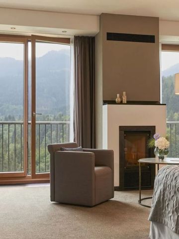 Helles Schlafzimmer mit Bergblick und gemütlichem Sessel