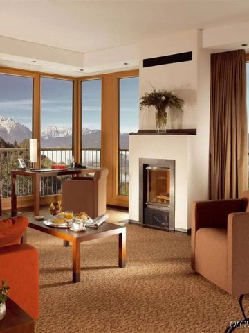 Stilvolles Wohnzimmer mit Bergblick durch große Fenster