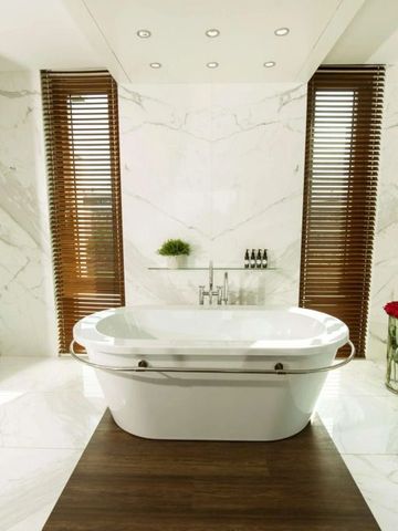 Luxuriöses Badezimmer mit freistehender Badewanne und Marmordesign