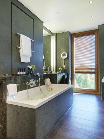 Elegantes Badezimmer mit moderner Ausstattung und großer Badewanne