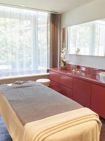 Heller Wellnessraum mit Massagetisch und modernem Dekor