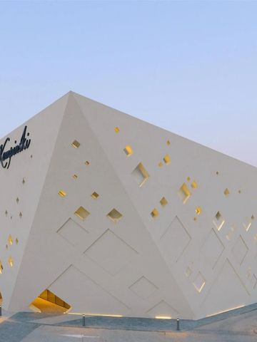 Moderne Hotelfassade aus geometrisch geformtem weißen Beton