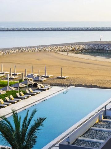 Infinity-Pool mit Meerblick und eleganten Liegen bei Sonnenaufgang