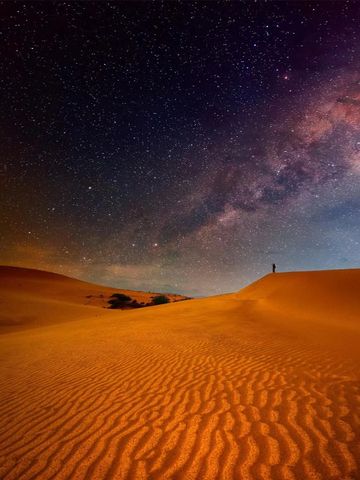 Sternenhimmel über der Wüste mit sanften Dünen