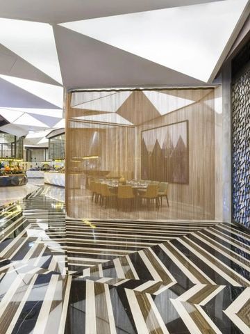 Stilvolles Restaurant mit geometrischem Bodenmuster und zeitgenössischem Design