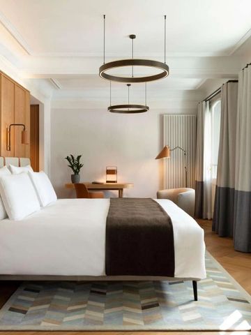 Elegantes Hotelzimmer mit modernem Design und großem Bett