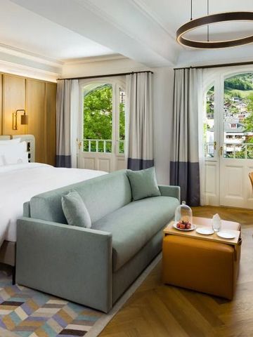 Gemütliches Hotelzimmer mit elegantem Design und Blick ins Grüne