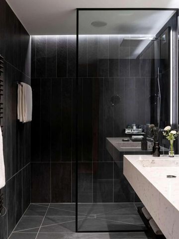 Modernes Badezimmer mit großer Dusche und weißen Waschbecken