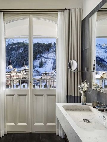 Badezimmer mit Panoramablick auf schneebedeckte Berge