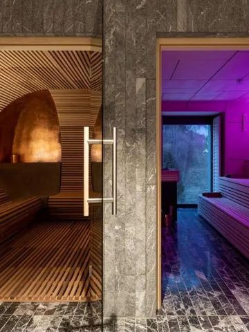 Luxuriöser Spa-Bereich mit zwei unterschiedlich beleuchteten Saunen