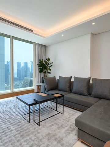 Geräumiges Wohnzimmer in einer Suite mit Stadtblick im Kempinski Doha.