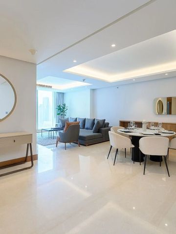 Helle Ess- und Wohnbereich in einer Suite des Kempinski Residences Doha.