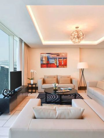 Luxuriöses Wohnzimmer mit Panoramafenster und stilvoller Einrichtung.