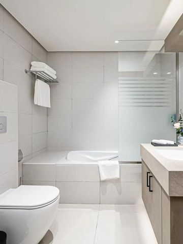 Modernes Badezimmer mit Badewanne und luxuriösen Details