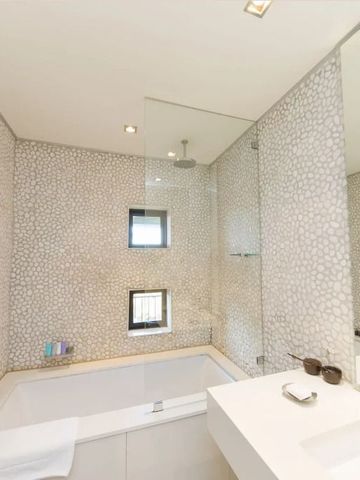 Modernes Badezimmer mit stilvollem Mosaikfliesen-Design