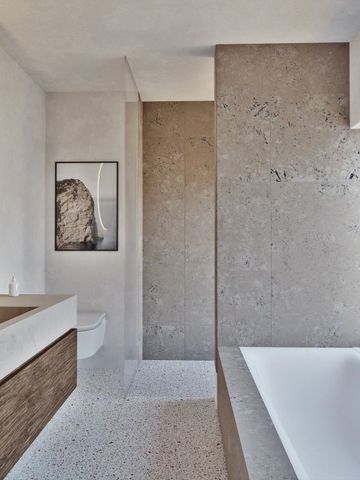 Helles Badezimmer mit moderner Badewanne und großem Fenster.