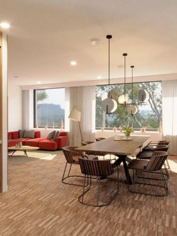 Esszimmer mit großem Tisch und Panoramafenster