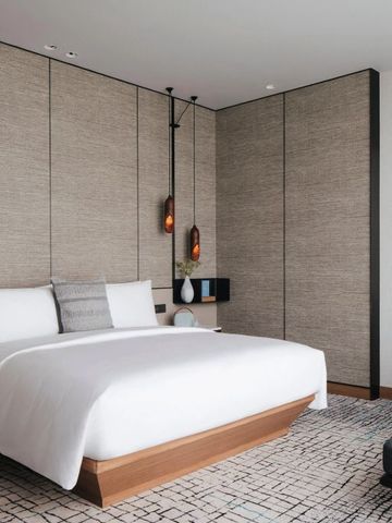 Luxuriöses Hotelzimmer mit großem Bett und stilvollem Dekor