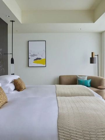 Helles und modernes Hotelzimmer mit gemütlichem Ambiente.