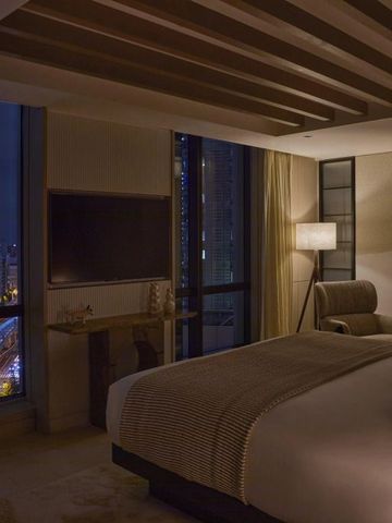 Luxuriöses Hotelzimmer mit Blick auf die erleuchtete Stadt bei Nacht