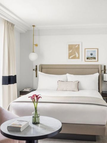 Helle Suite mit modernem Design und Balkon