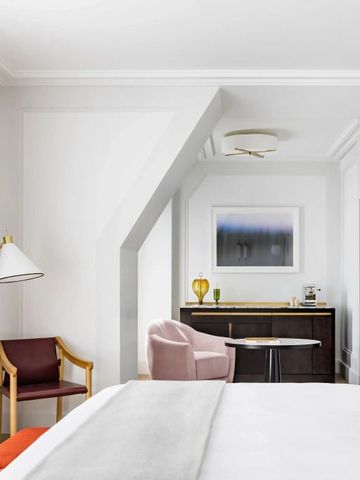 Geräumiges Zimmer mit Sitzbereich und modernem Interieur