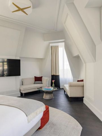 Geräumiges Zimmer mit Sitzecke und moderner Einrichtung