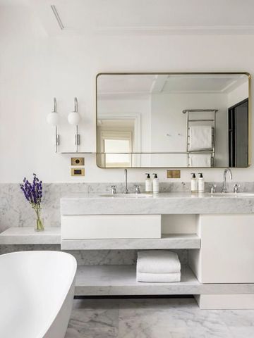 Modernes Badezimmer mit Doppelwaschbecken und eleganter Einrichtung