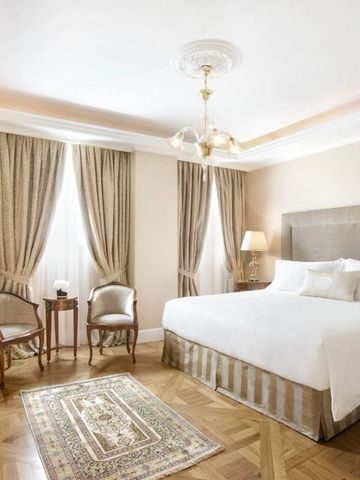 Elegantes Hotelzimmer mit Doppelbett und klassischen Möbeln