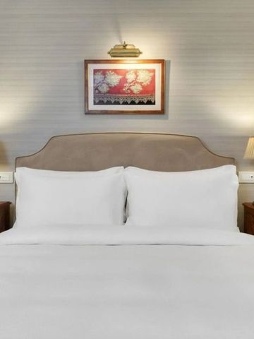 Elegantes Hotelzimmer mit Doppelbett und klassischer Einrichtung