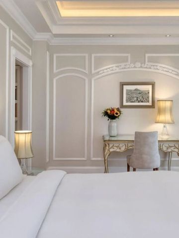 Hotelzimmer mit eleganter Dekoration und Schreibtisch