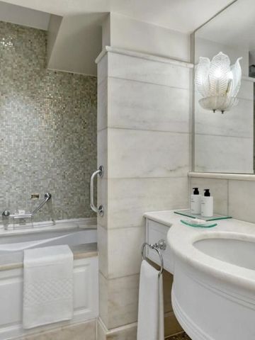 Luxuriöses Badezimmer mit Mosaikfliesen und Badewanne