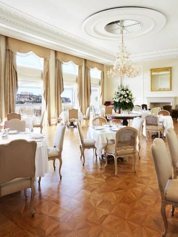 Edler Speisesaal mit Kronleuchter und edlen Stühlen