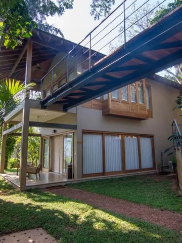 Moderne Architektur mit Außenansicht des zweistöckigen Hotelgebäudes