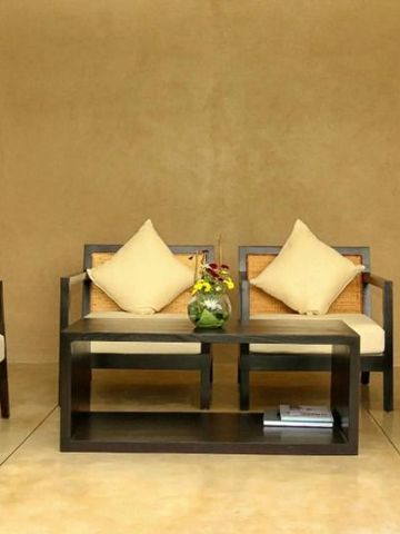 Outdoor-Loungemöbel vor einer einfachen Wand