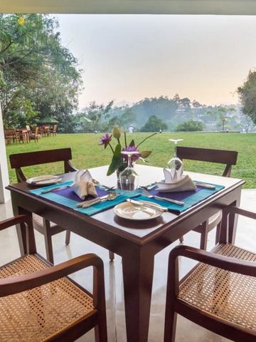 Gedeckter Tisch mit Gartenblick bei Sonnenuntergang