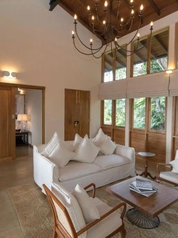 Helle, gemütliche Sitzecke in einem luxuriösen Hotelzimmer mit großem Fenster