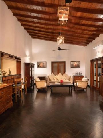 Elegantes Wohnzimmer mit Holzboden und stilvollen Möbeln in einem Hotel