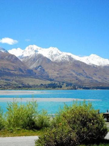 Atemberaubender Blick auf einen See mit schneebedeckten Bergen im Hintergrund
