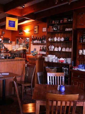 Gemütliche Hotelbar im rustikalen Stil mit Holzmöbeln und Teekannen