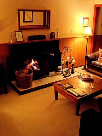 Gemütliches Wohnzimmer mit Kamin und Sitzgelegenheiten