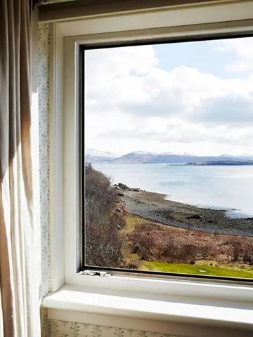 Panoramablick auf die Küste von einem Fenster im Kinloch Lodge Hotel
