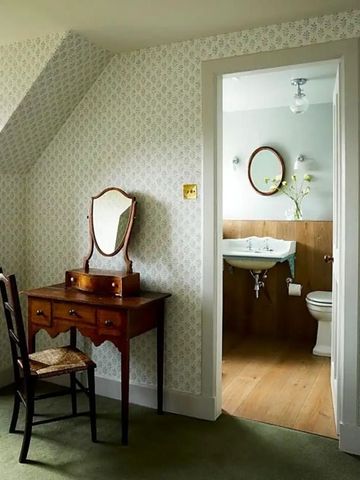 Charmantes Zimmer mit antikem Schminktisch und angrenzendem Badezimmer
