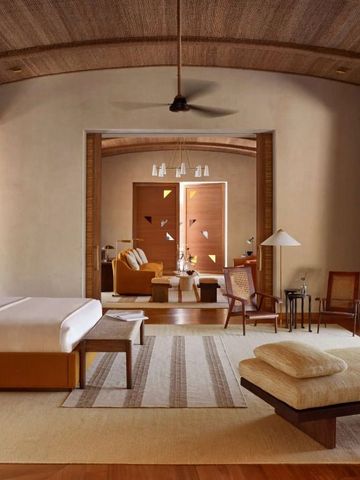 Luxuriöses Schlafzimmer mit Holzakzenten und warmen Farben im modernen Design