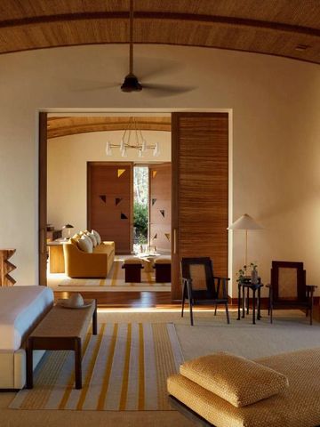 Modernes Schlafzimmer mit subtiler Beleuchtung und natürlichem Holzinterieur